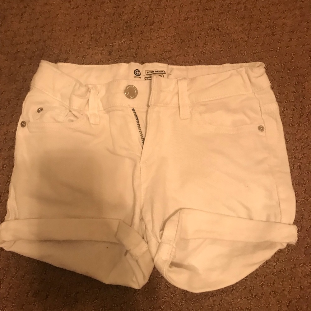 Kids white shorts❤️
